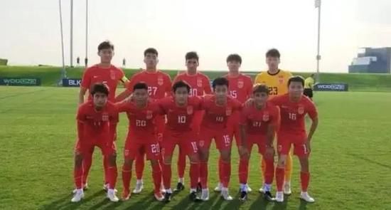 公车上拨开被内裤进入的小说
